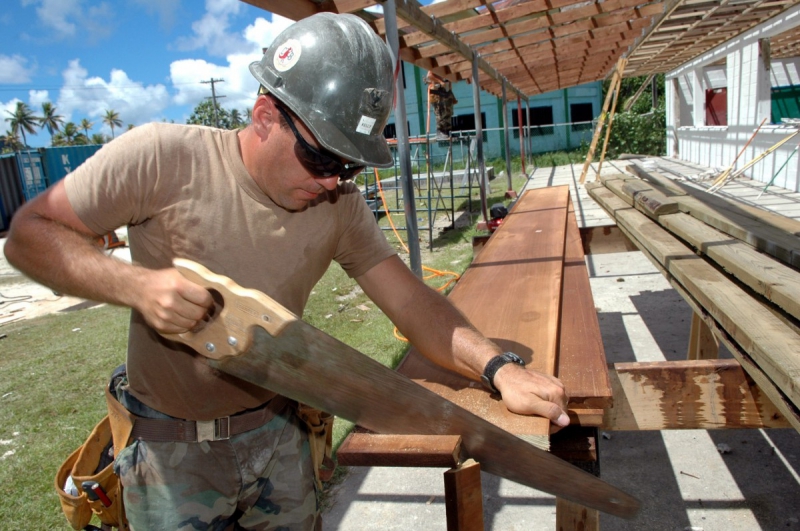 charpentier-SOLLIES TOUCAS-min_worker_construction_building_carpenter_male_job_build_helmet-893290